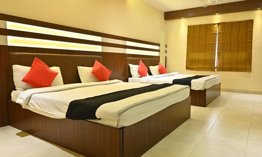 Hotel Royal Cottage Канпур Екстериор снимка