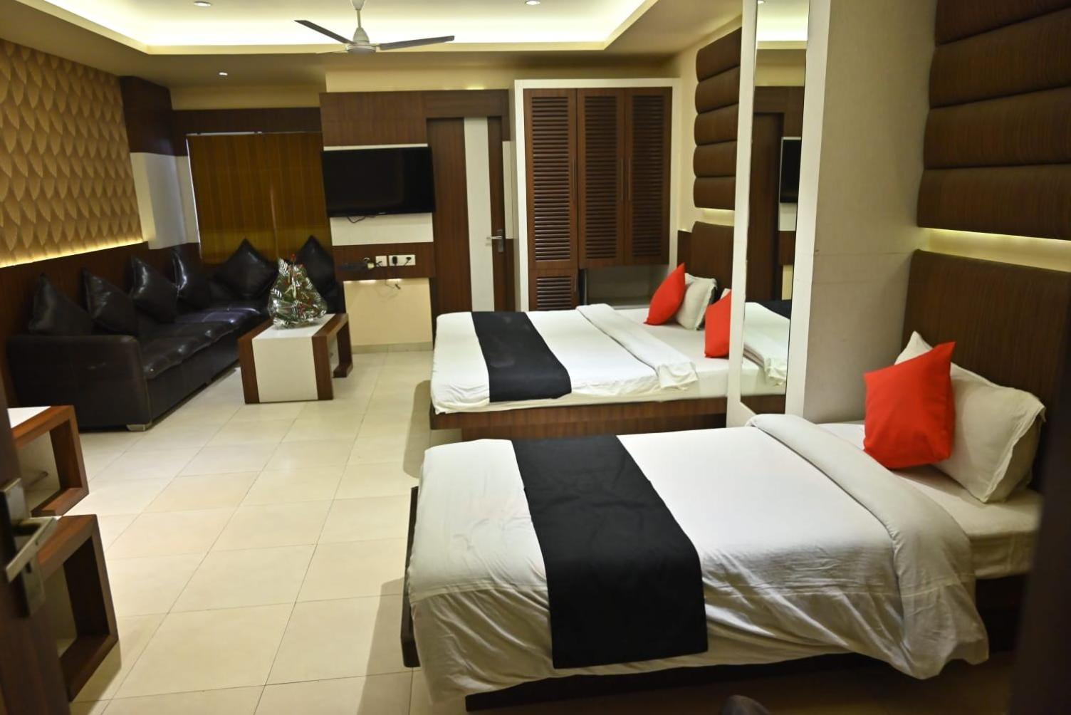 Hotel Royal Cottage Канпур Екстериор снимка